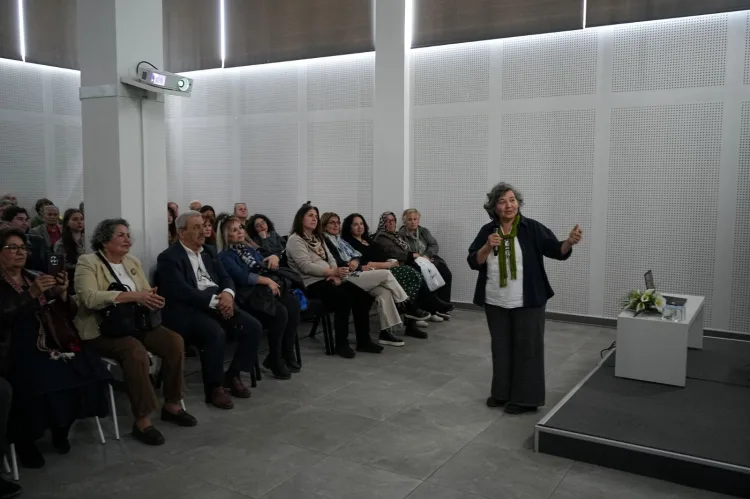 Dünya Sanat Günü’nde Doku Renk ve İzler Sergisi
