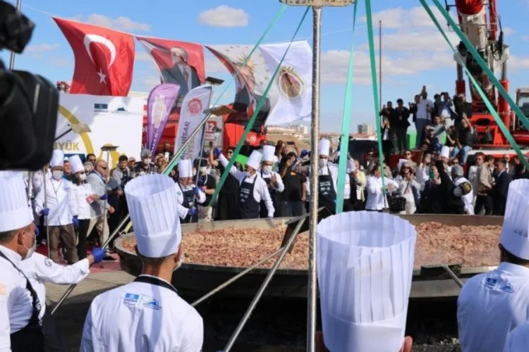 Dünyanın En Büyük Sucuklu Yumurta Rekoru Kırıldı!