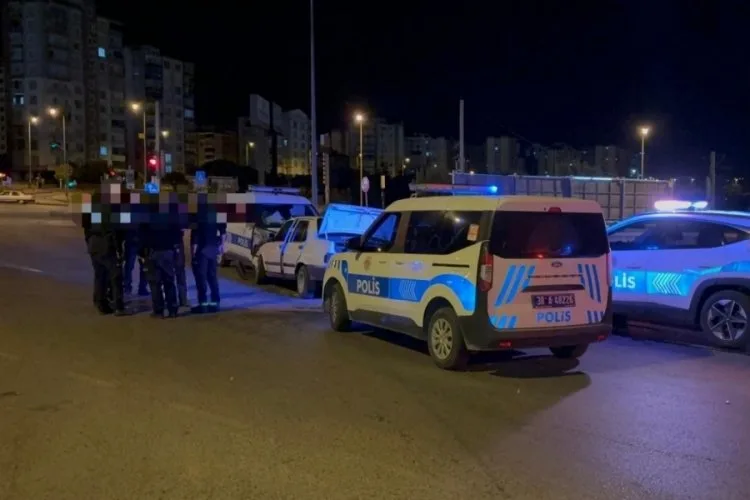 Dur İhtarına Uymayan Sürücü, 2 Polisi Yaraladı!