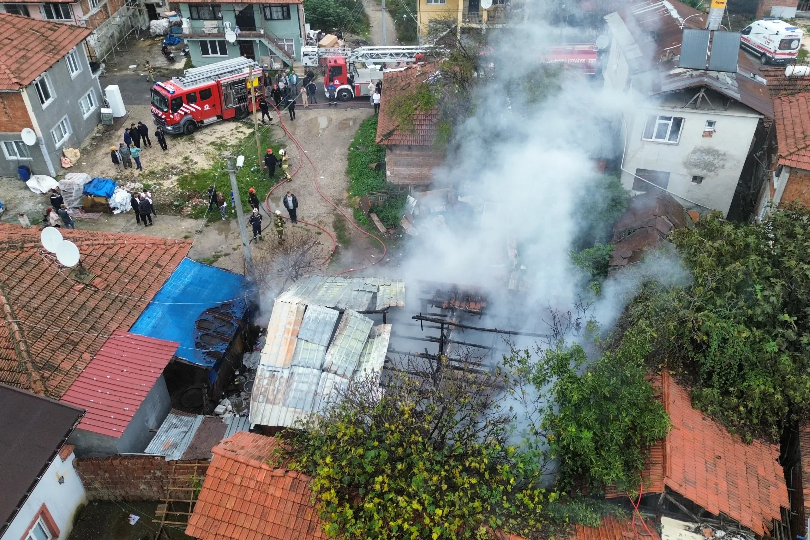 Düzce'de Çıkan Yangın Tek Katlı Evi Kül Etti