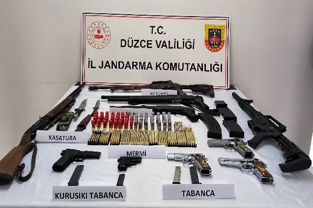 Düzce’de Jandarmadan Uyuşturucu ve Silah Operasyonu!