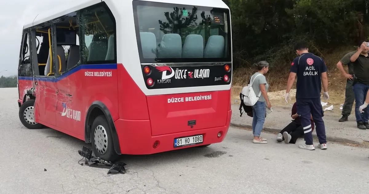 Düzce’de Kamyon-Minibüs Çarpışması: 7 Yaralı!