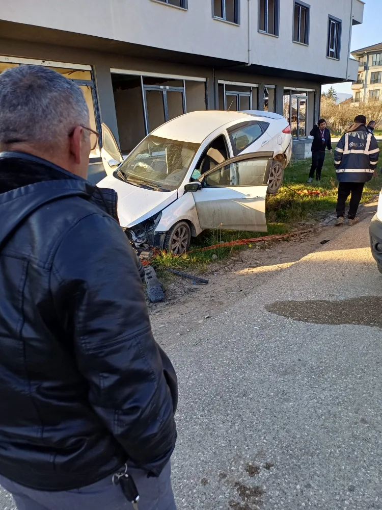 Düzce’de Kaza: Otomobil Kaya ile Çarpıştı