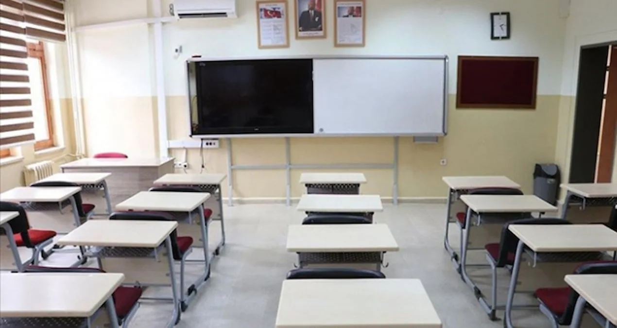 Düzce’de Kuvvetli Rüzgar: Okul Çatısı Uçtu!