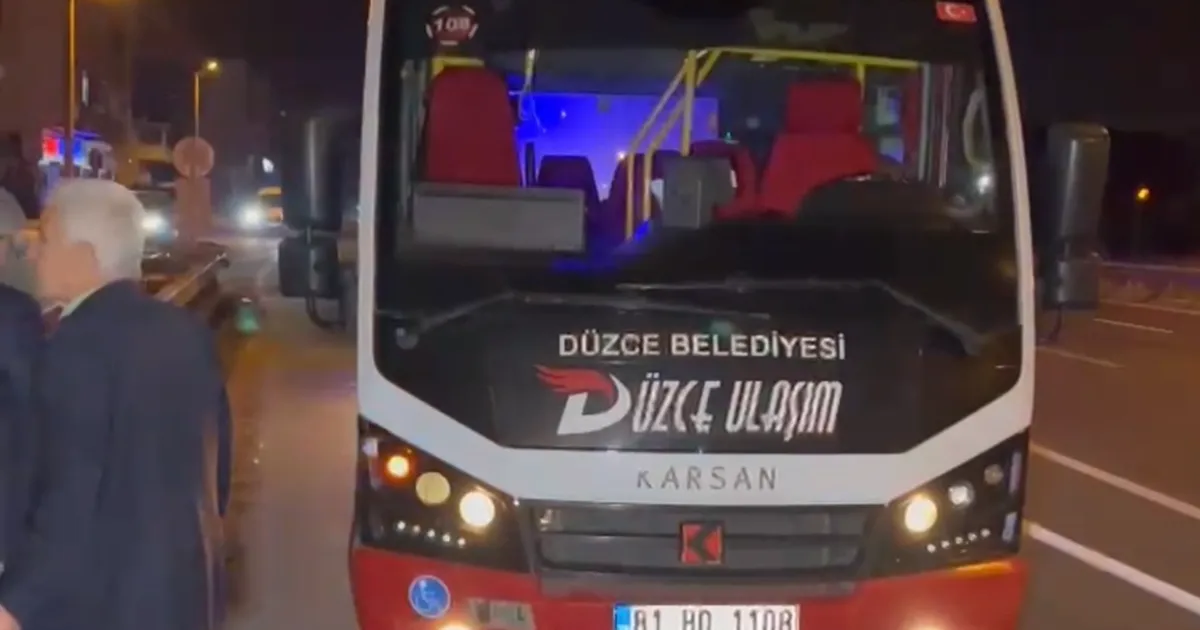 Düzce’de Minibüs Yayayı Çarptı: Kaza Anları!