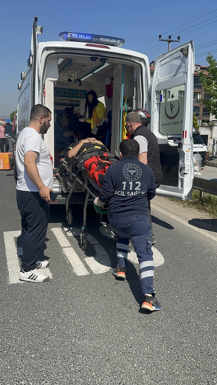 Düzce’de Motosiklet Çekiciye Çarptı: Sürücü Yaralı!
