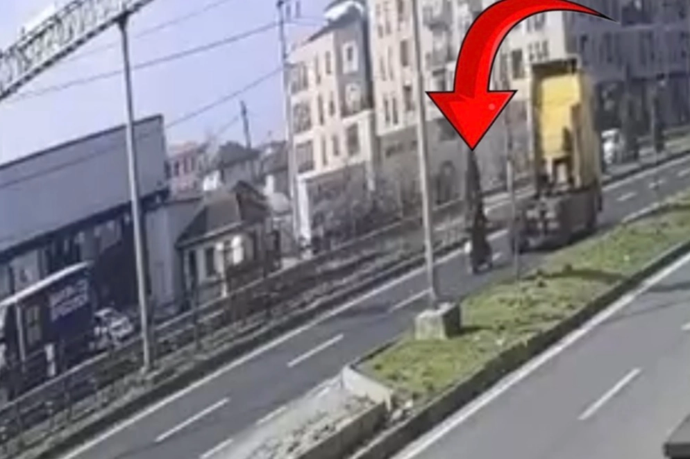 Düzce’de Motosiklet Tıra Çarptı: 1 Yaralı!