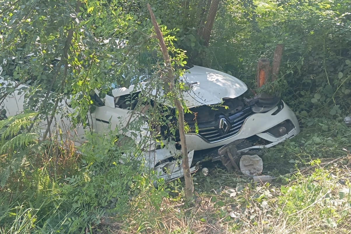 Düzce’de Otomobil Şarampole Yuvarlandı: 3 Yaralı!