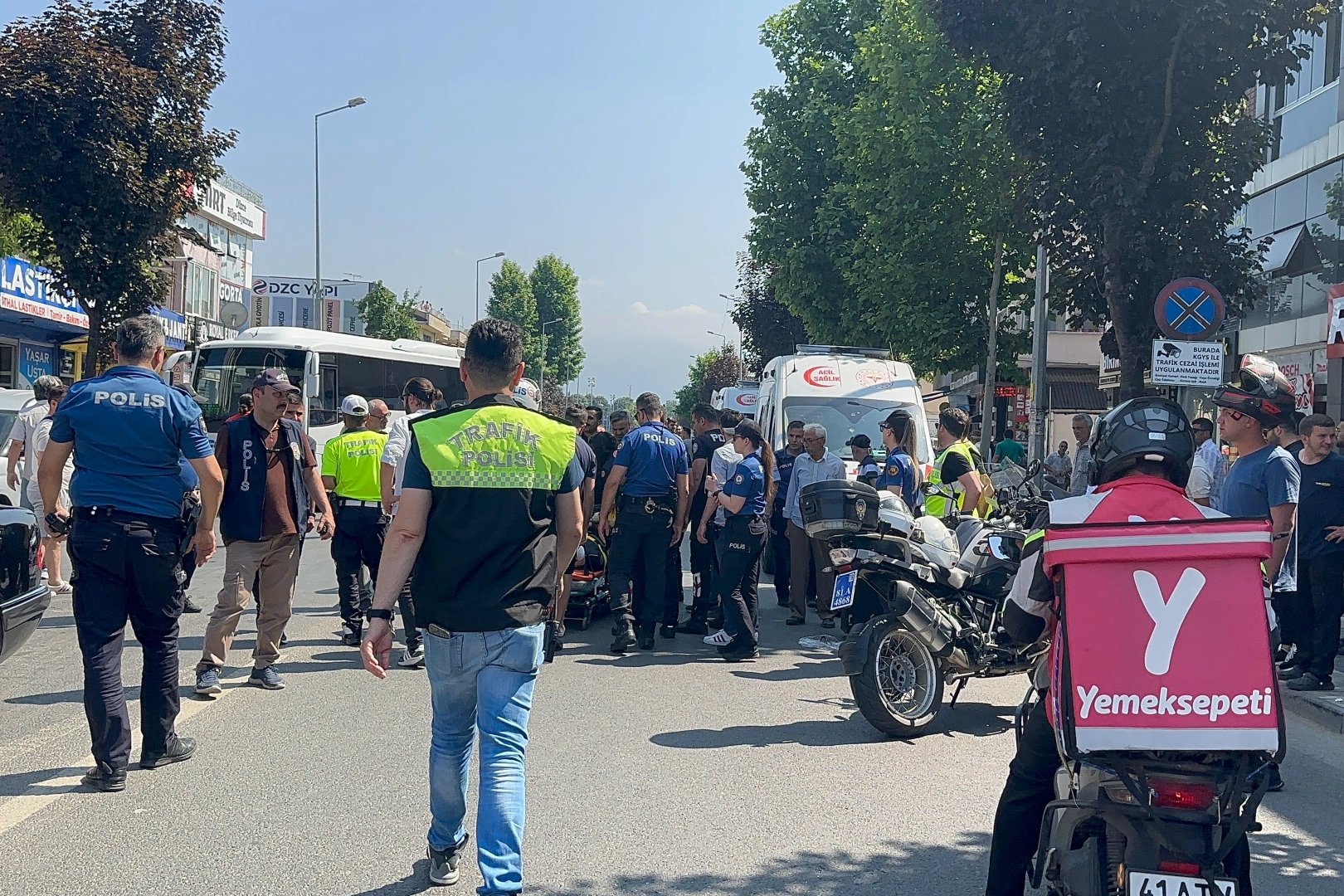 Düzce’de Polis Aracına Çarpan Otomobil Kazası!