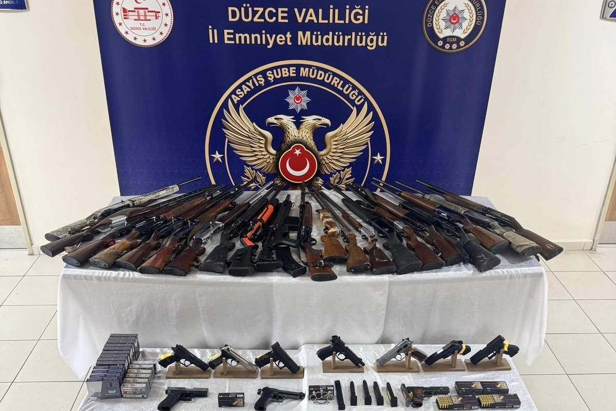 Düzce’de Silah Teşhiri Operasyonunda 20 Gözaltı!