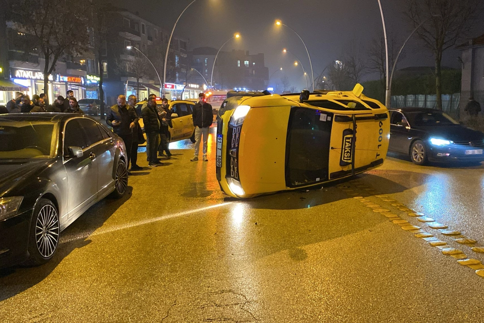 Düzce’de Taksi Devrildi, Sürücü Kaza Yapmadan Kurtuldu!