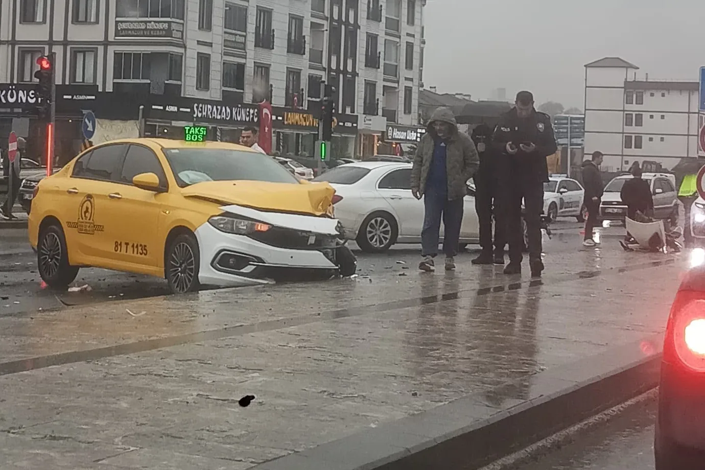 Düzce’de Taksi ile Araç Çarpışması: Dört Yaralı