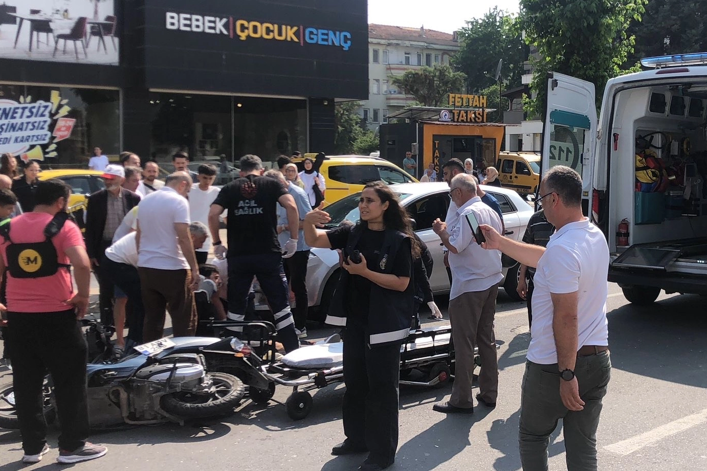Düzce’de Ters Yön Kazası: Motosiklet Sürücüsü Yaralı