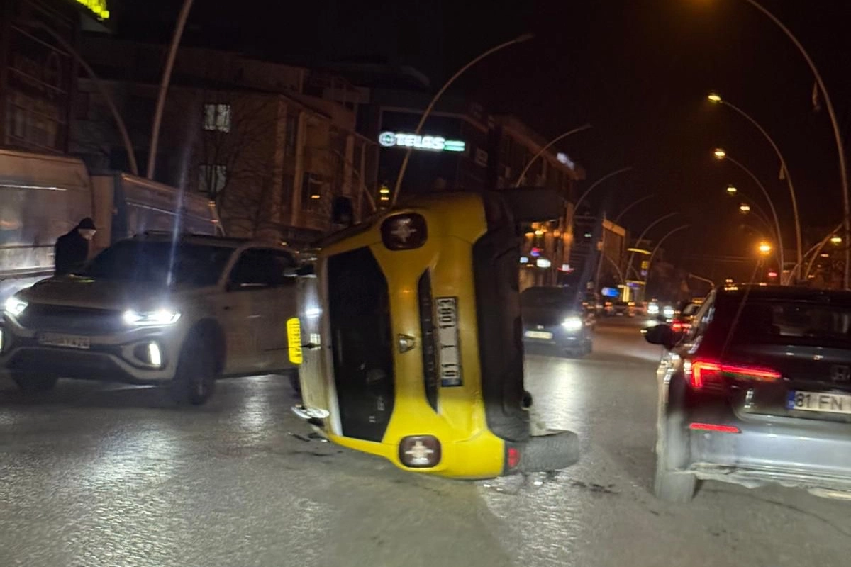 Düzce’de Ticari Taksi Devrildi, Yaralı Yok!