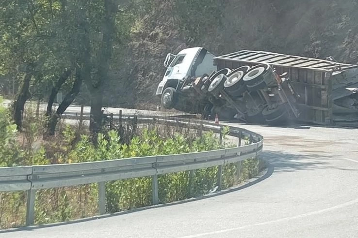Düzce’de TIR Devrildi, Trafik Tek Şerit Açıldı!