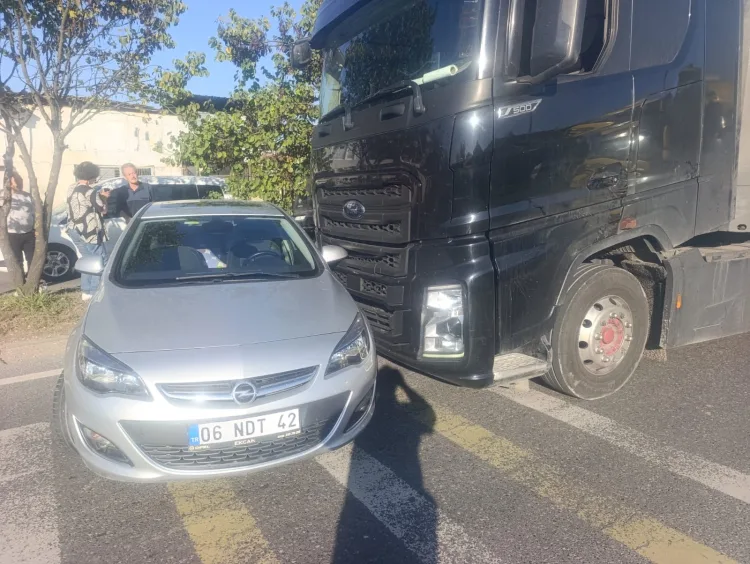 Düzce’de Tır-Otomobil Çarpıştı: Maddi Hasar Var!