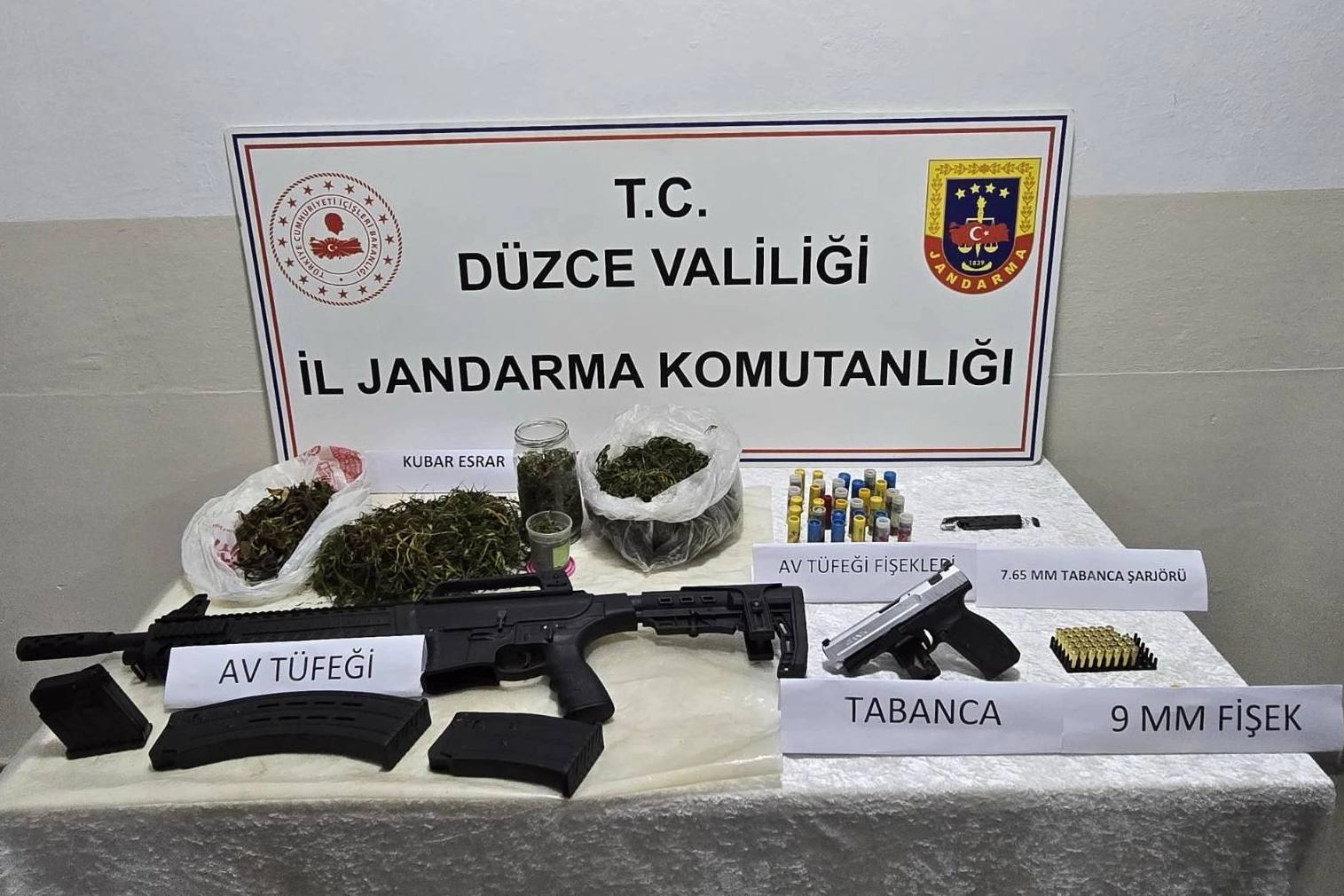 Düzce’de Uyuşturucu ve Silah Operasyonu Yapıldı!