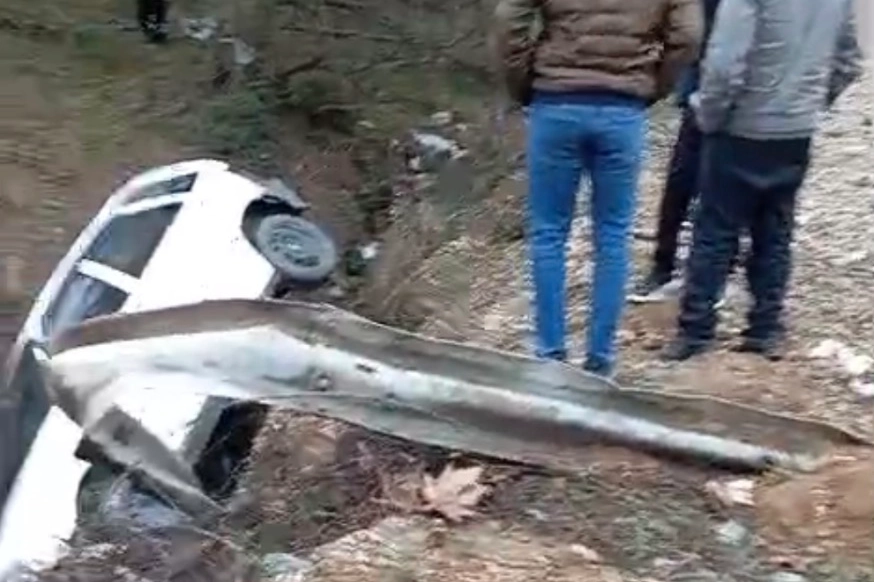 Düzce’de Yağışta Kontrolden Çıkan Araç Devrildi