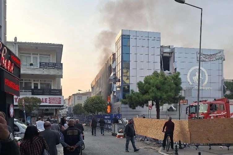Düzce’de Yıkımda Yangın Paniği: İtfaiye Hızla Müdahale Etti!