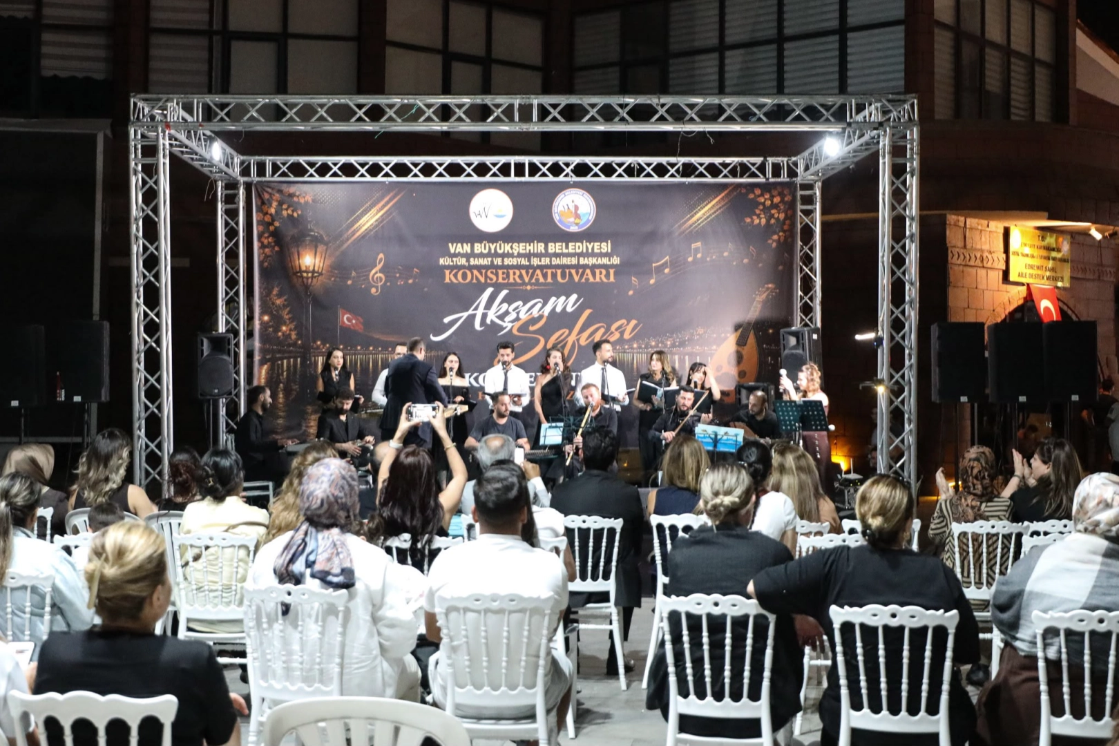 Edremit’te Van Rüzgarı: Müzik Dolu Gece