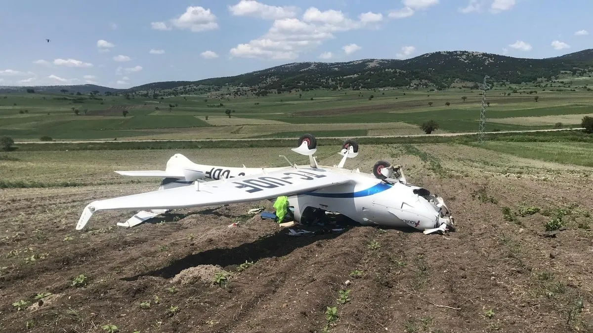 Eğitim uçağı Bilecik’te ters döndü: Pilot yaralı!