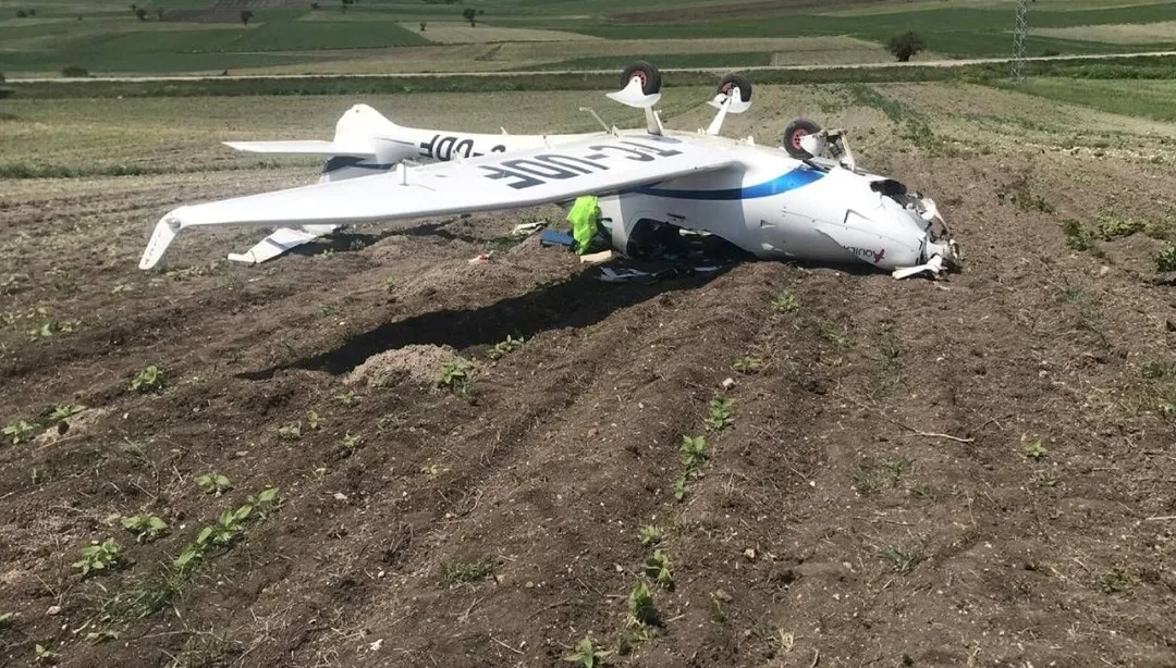 Eğitim Uçağı Kaza Yaptı: Pilot Hastaneye Kaldırıldı