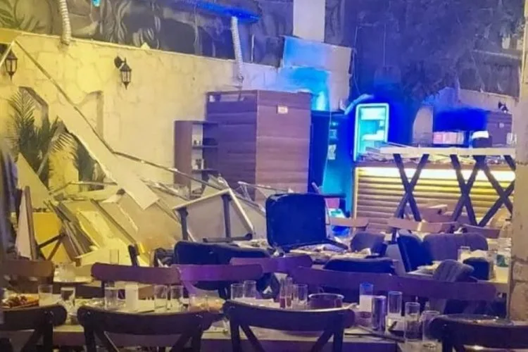 Eğlence Mekanında Çatı Çöktü: 6 Yaralı!
