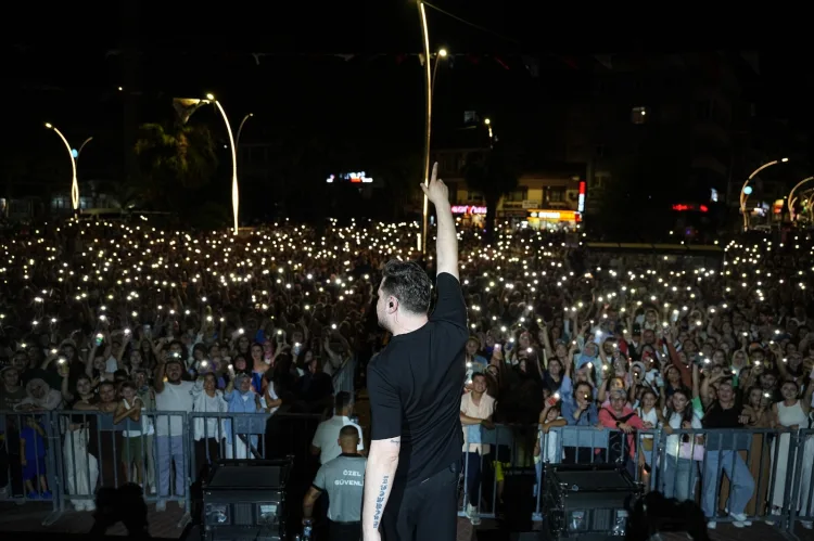 Ekin Uzunlar, Fındık Festivali’nde Gölcük’ü Coşturdu!
