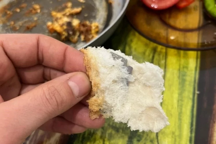 Ekmeğin İçinden Jilet Çıktı, Şok Eden An!