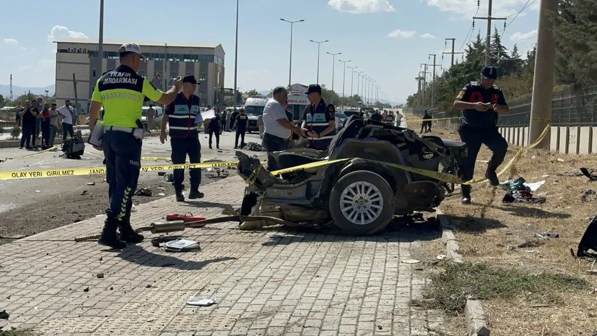 Elazığ da korkunç kaza! İkiye bölündü: 2 ölü, 2 yaralı 3