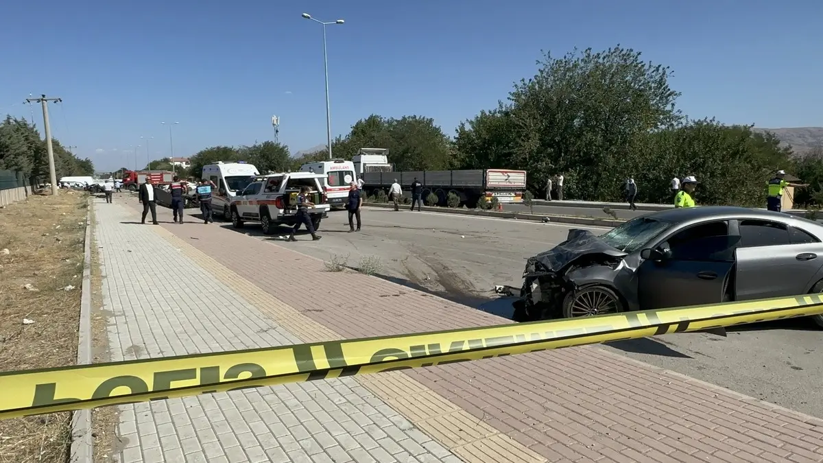 Elazığ da korkunç kaza! İkiye bölündü: 2 ölü, 2 yaralı 4