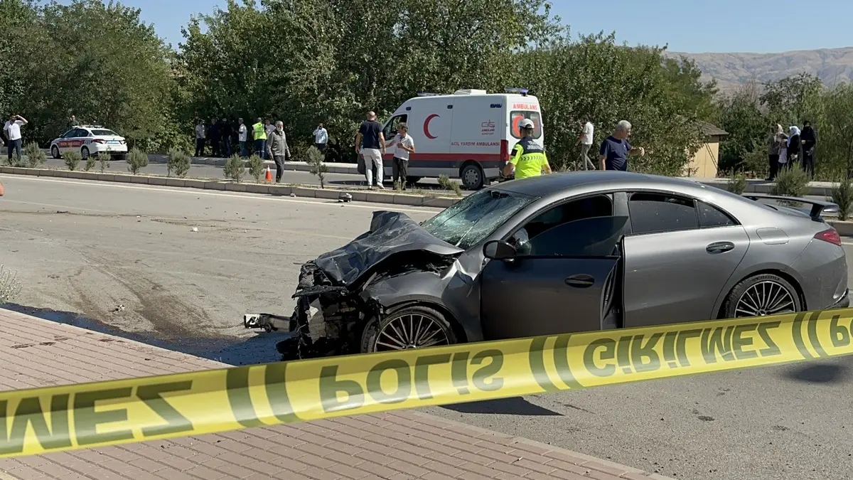 Elazığ da korkunç kaza! İkiye bölündü: 2 ölü, 2 yaralı 2