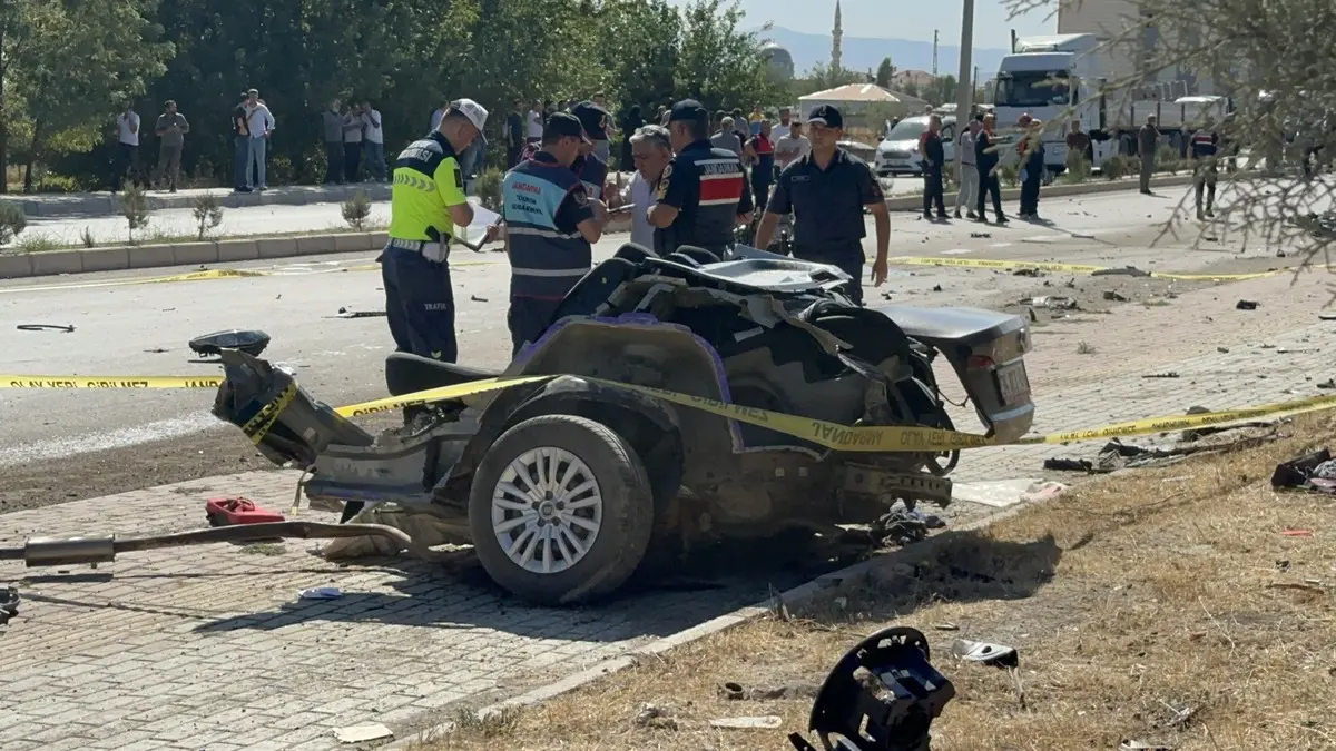 Elazığ da korkunç kaza! İkiye bölündü: 2 ölü, 2 yaralı 5