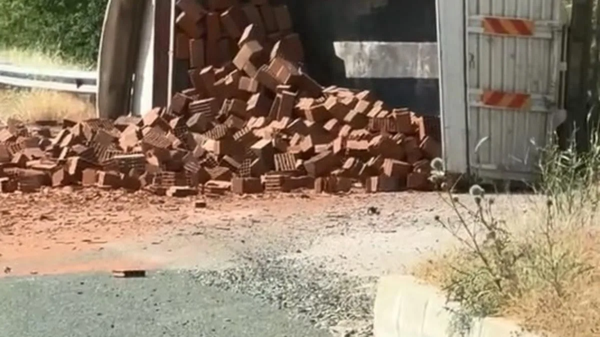 Elazığ’da Kamyon Devrildi, Sürücü Yaralandı!