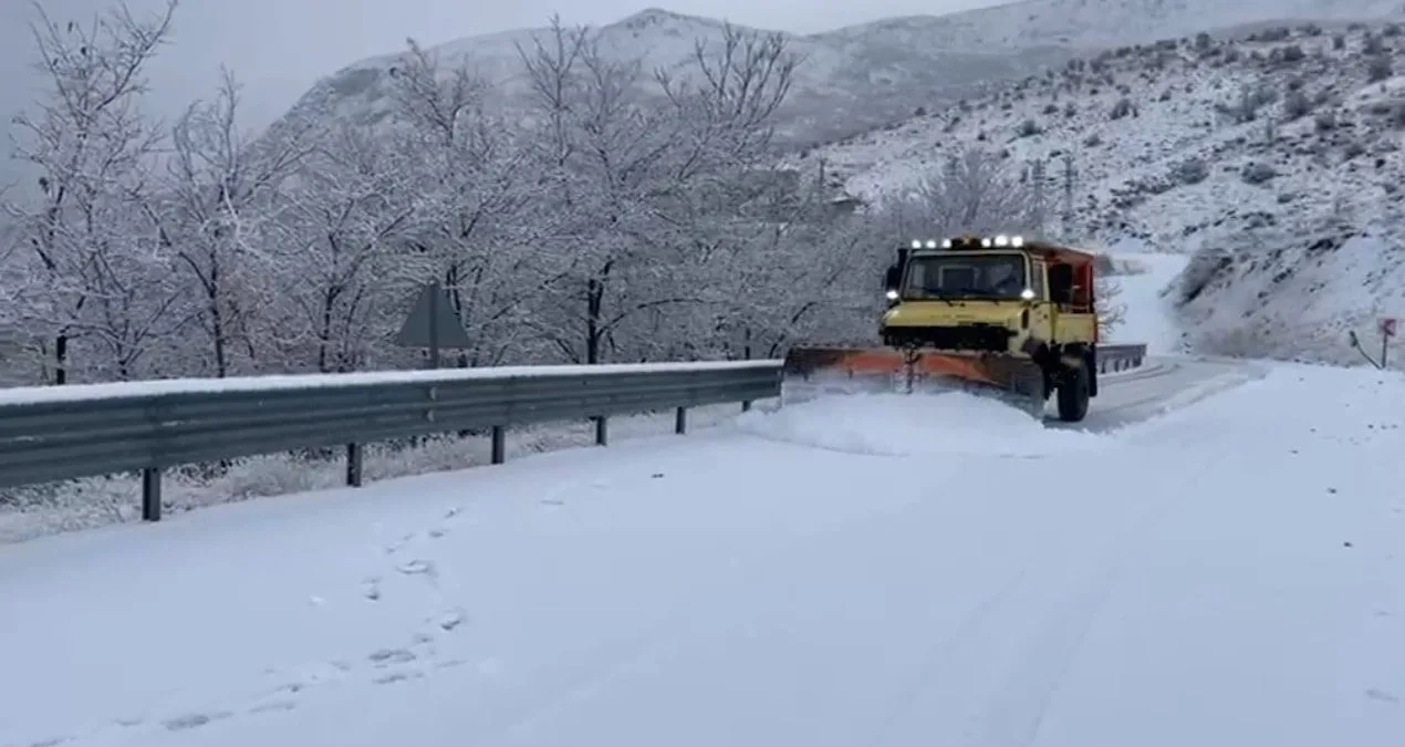 Elazığ’da Kar Yağışı 23 Köy Yolunu Kapattı!
