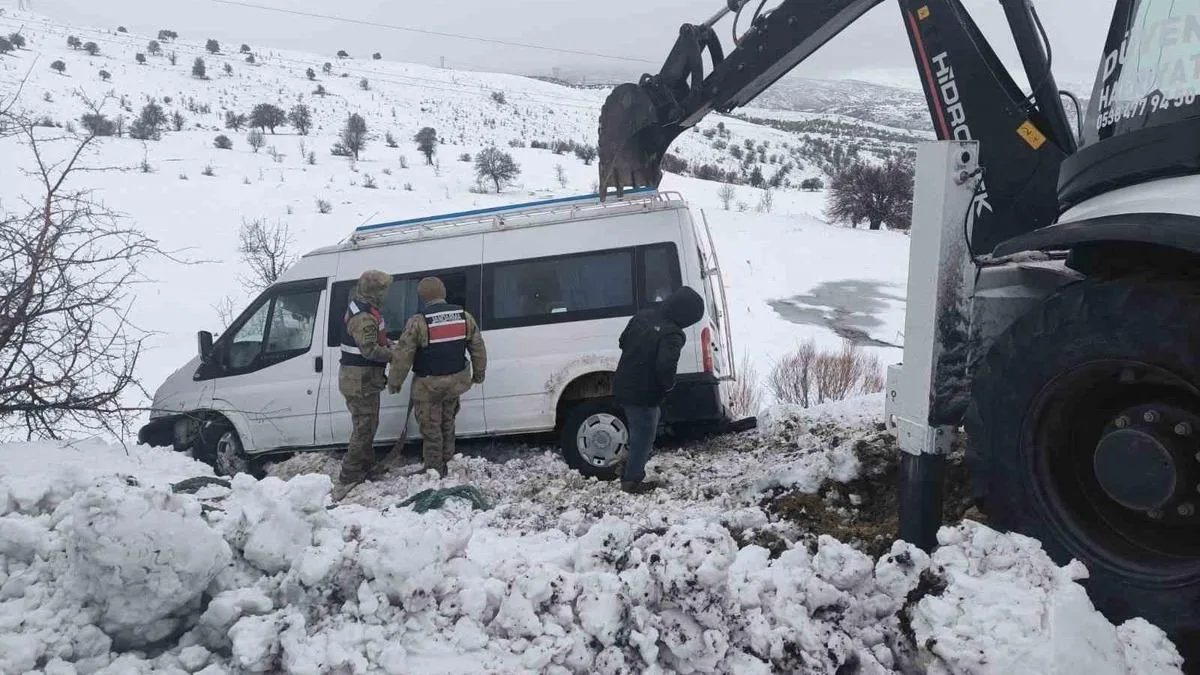 Elazığ’da Kar Yağışı Minibüsü Şarampole Sürükledi!