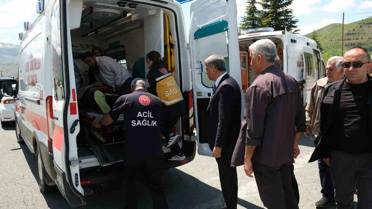 Elazığ’da Kaza: 4 Yaralı, Milletvekili Müdahale Etti!