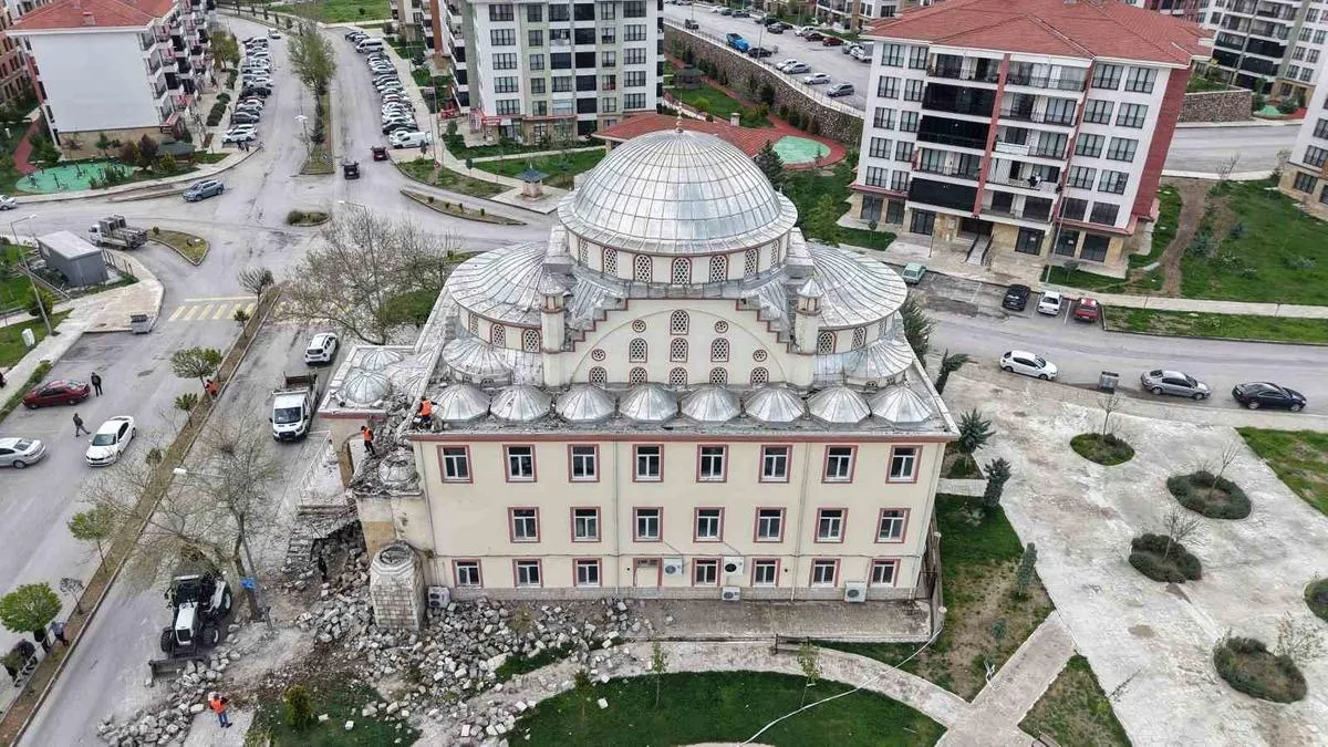 Elazığ’da Yıldırım Minareyi Yıktı, Enkaz Çalışmaları Başladı