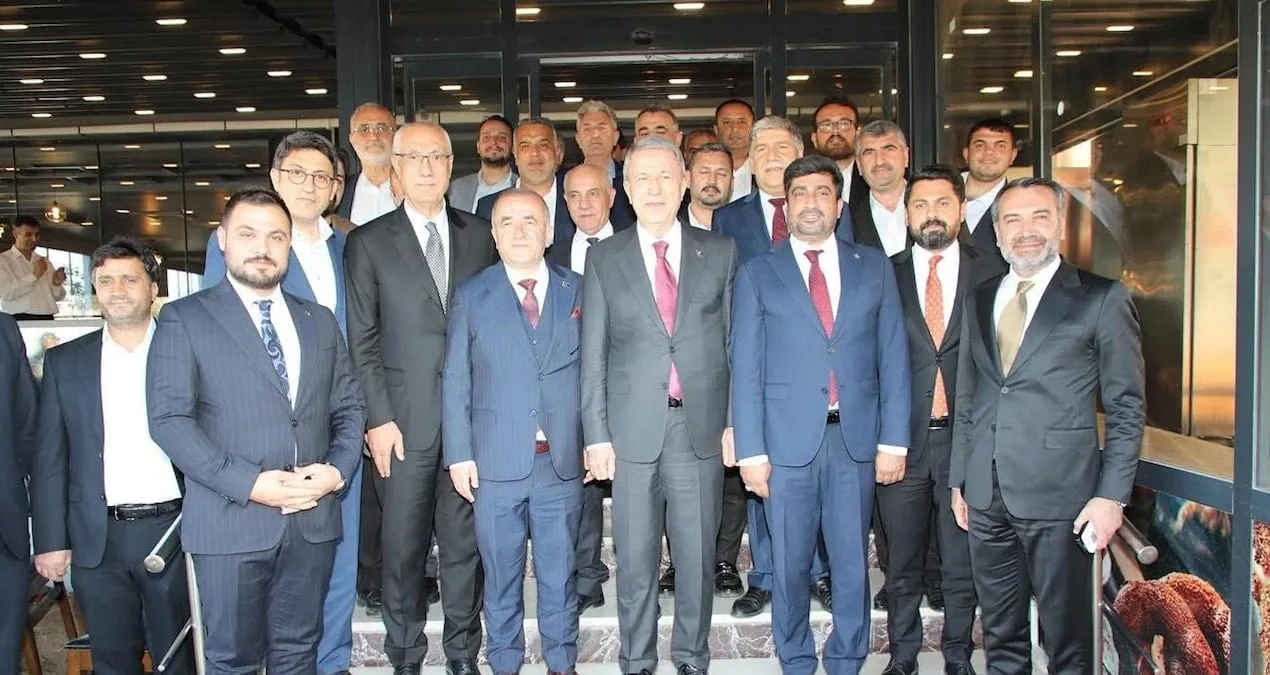 Elazığ Valisi’nin AKP ile Görüntü Tepki Çekti!