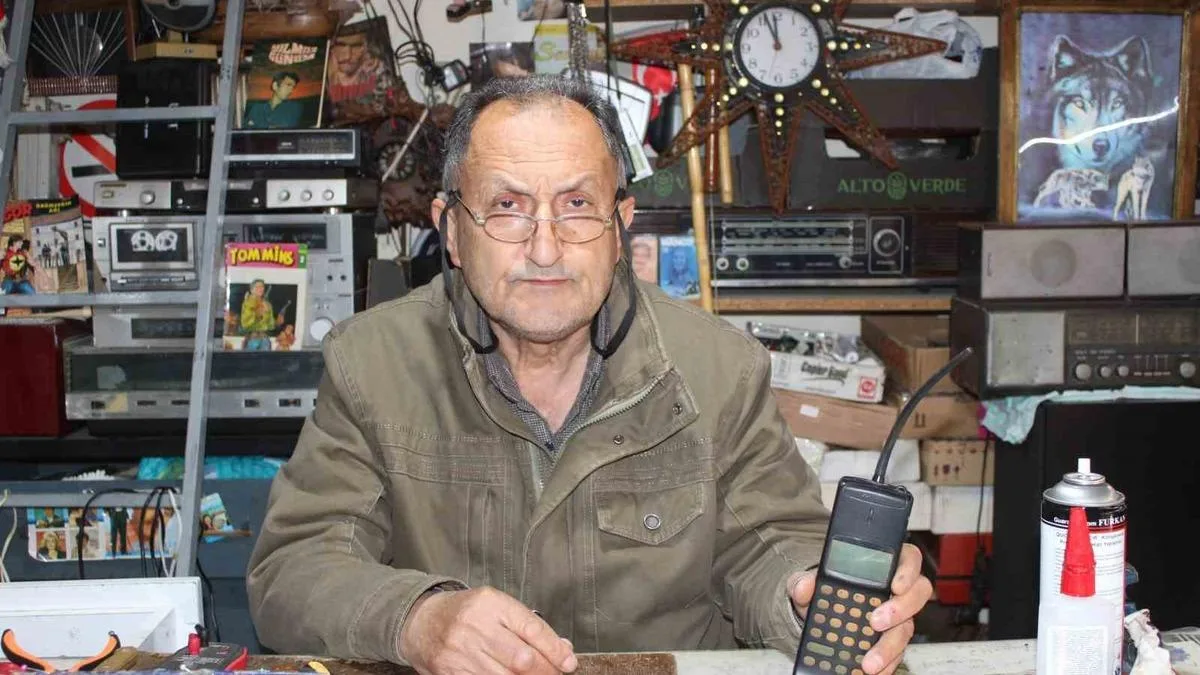 Emekli Polisten Tarihi Uydu Telefonu Tamiri