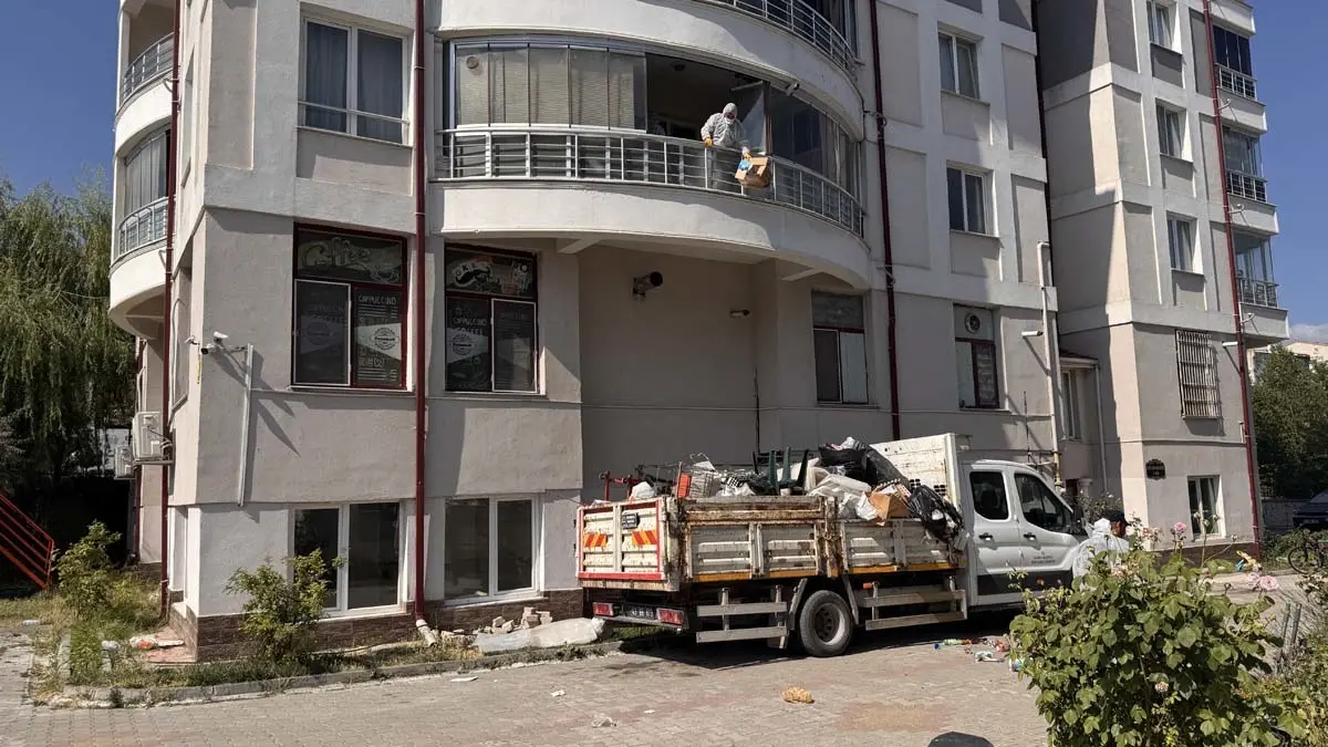 Emekli profesörün evlerinde şoke eden manzara! Komşular dayanamadı, ekipler girdi 2