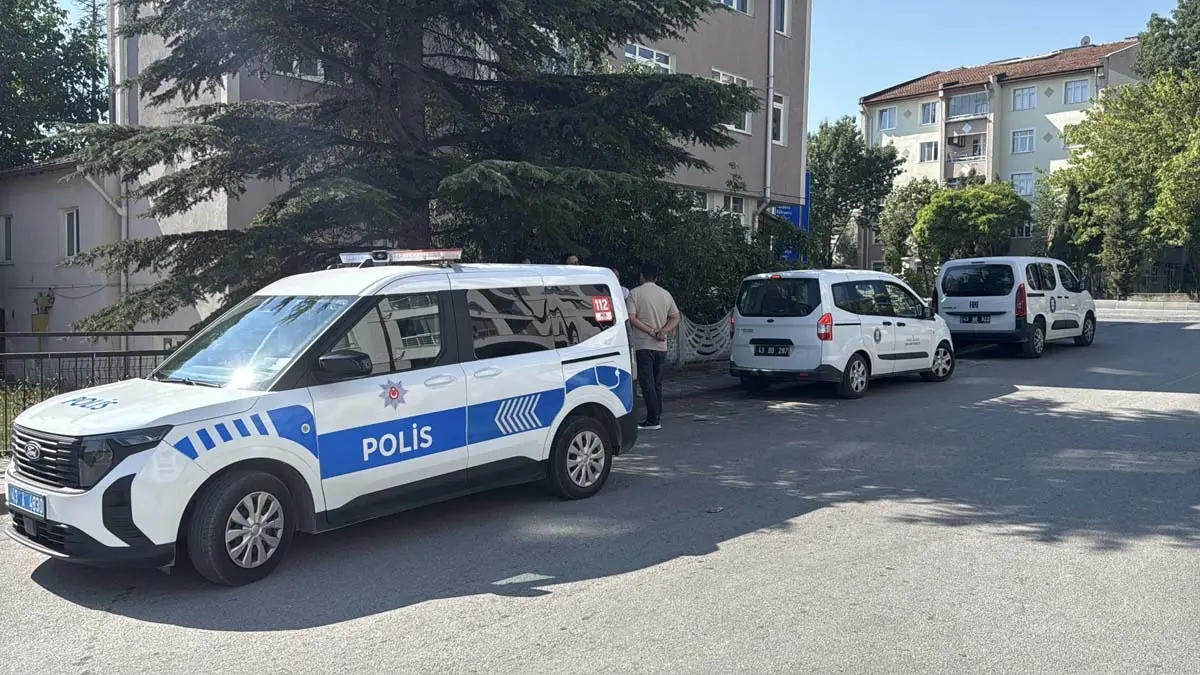 Emekli profesörün evlerinde şoke eden manzara! Komşular dayanamadı, ekipler girdi 8