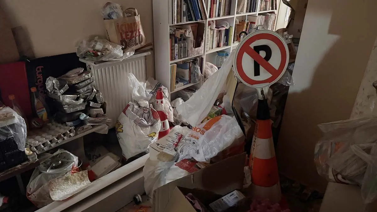 Emekli profesörün evlerinde şoke eden manzara! Komşular dayanamadı, ekipler girdi 4
