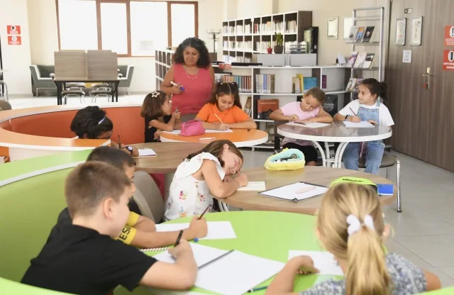 Emekli Sanatçıdan Çini Sergisi: Sanatın Yaşı Yok!