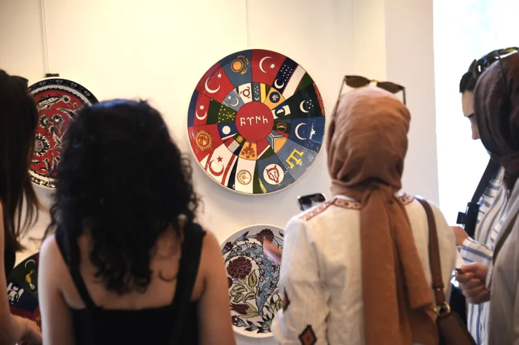 Emekli Sanatçının Çini Sergisi Osmangazi’de Açıldı