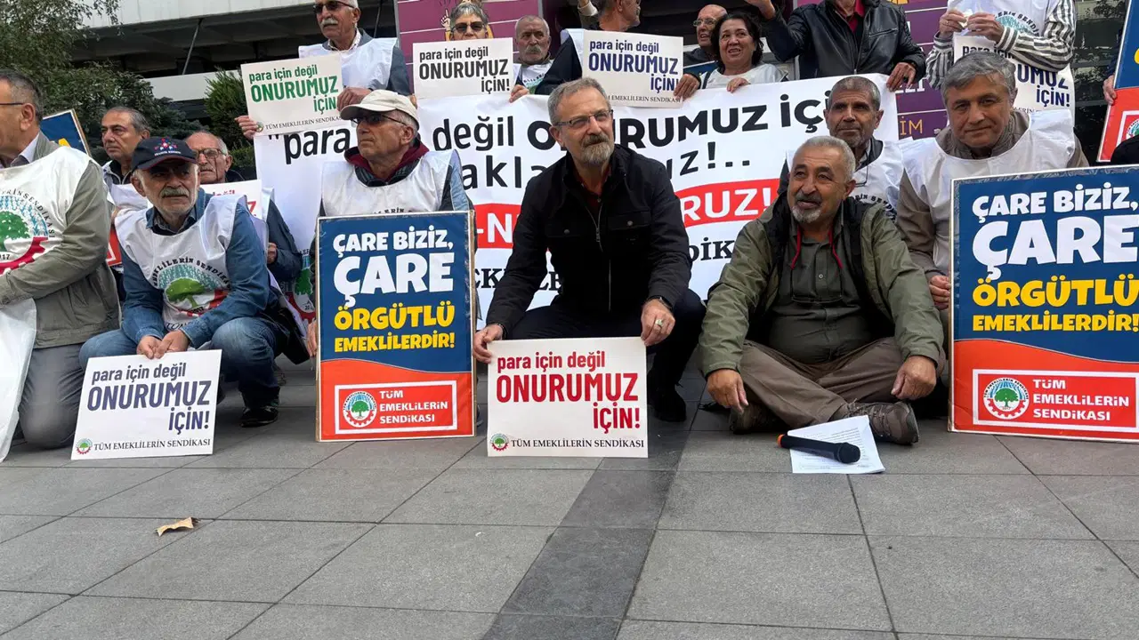 Emekliler Ali Şekeroğlu İçin Oturma Eylemi Yaptı