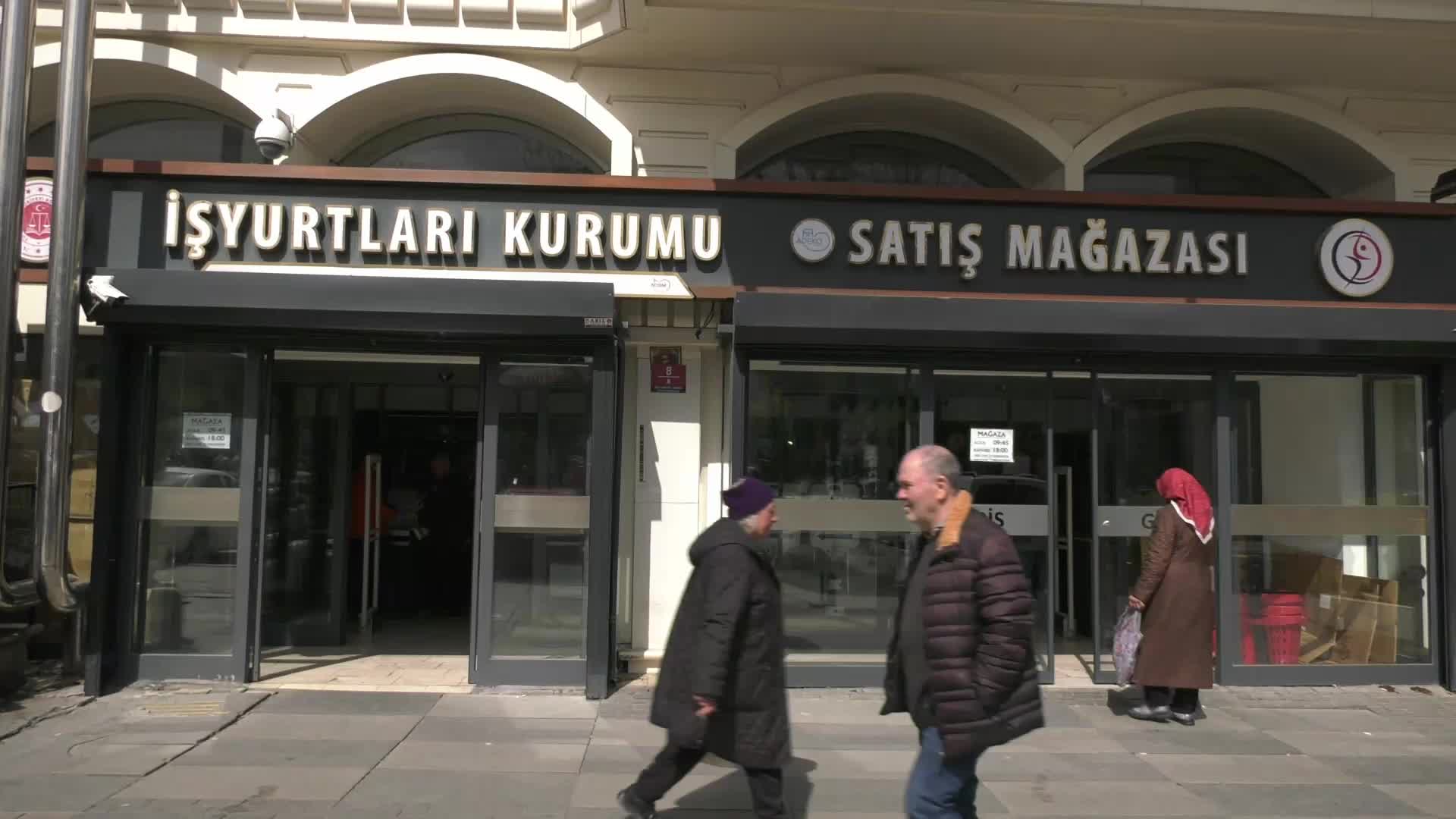 Emekliler Uzun Kuyrukta Ekonomiye Sitem Ediyor