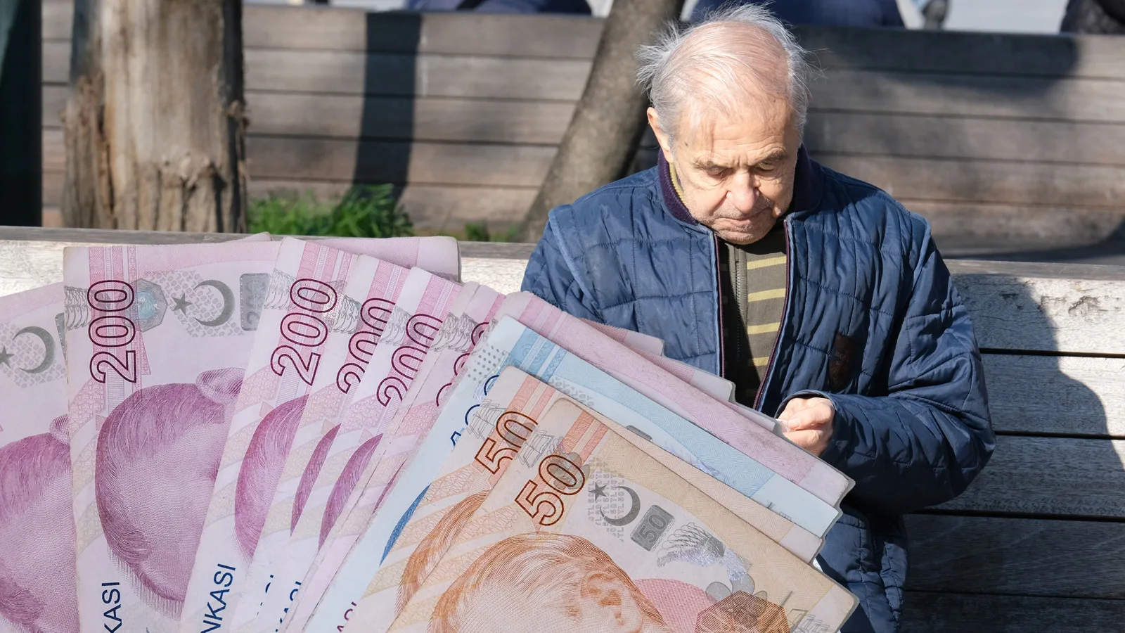 Emeklilere Şok: Maaş Kesintisi ve Hapis Tehdidi!