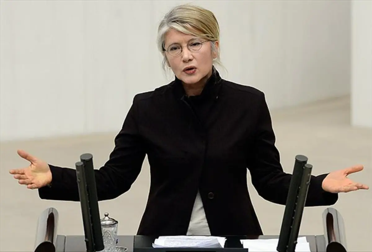 Son dakika | Emine Ülker Tarhan yeniden CHP de! Rozetini Özgür Özel taktı 4