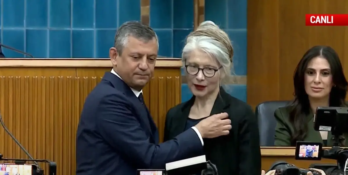Son dakika | Emine Ülker Tarhan yeniden CHP de! Rozetini Özgür Özel taktı 2